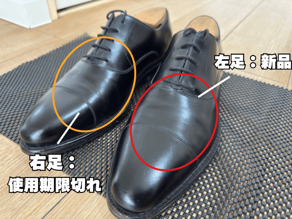 レザーシューズの右足に使用期限切れのマスタングペースト、左足に新品のマスタングペーストを塗ったことが分かる写真。