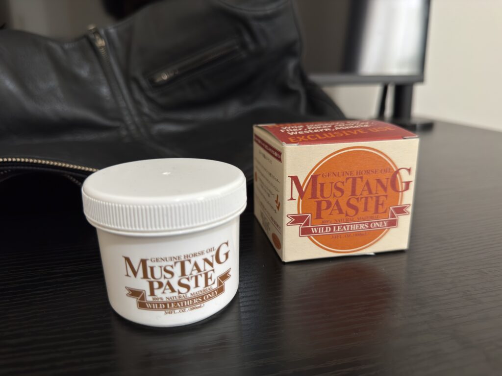 左側に使用期限が切れたマスタングペースト、右側に新品のマスタングペーストが写っている