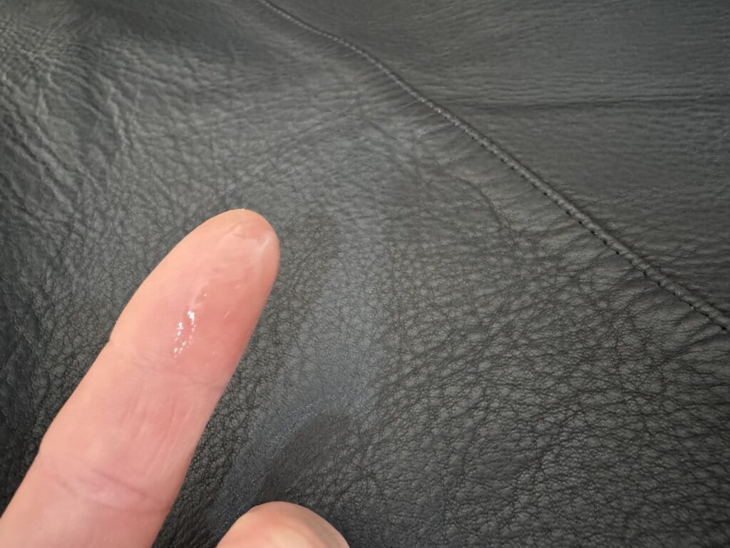 指先に少しオイルがついている様子。少しの量のオイルで十分塗り広げることができることが分かる。