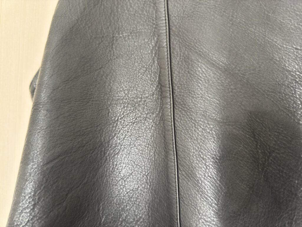 ベストの左半身にオイルが塗ってある様子。うっすら光沢がある。