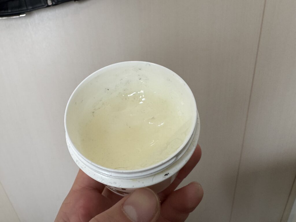 古いマスタングペーストの写真。酸化してやや黄色味を帯びている。
