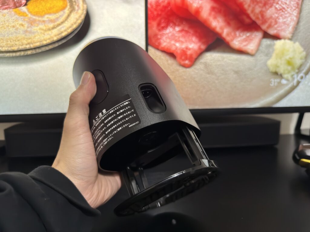 洗浄機裏のボタンを押してカートリッジ挿入口を開けた様子。