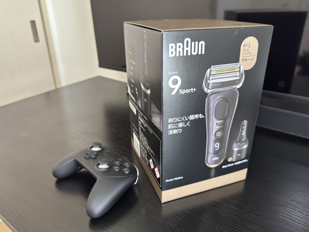 外箱をNintendo Switch2のプロコントローラーと比較した写真。非常に大きいことがわかる。