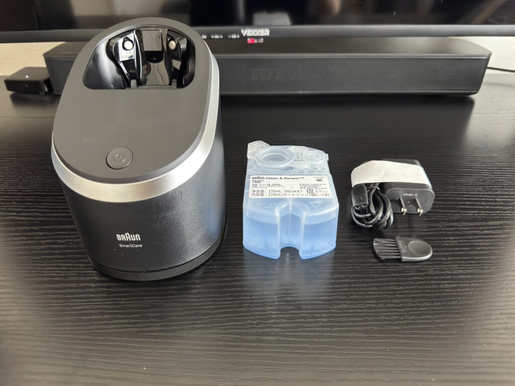 アルコール洗浄機の写真。左から洗浄機本体、アルコールカートリッジ、電源ケーブル