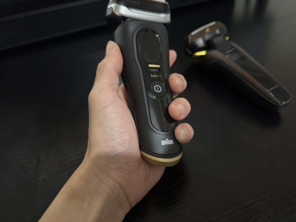 シェーバー本体を握っている写真